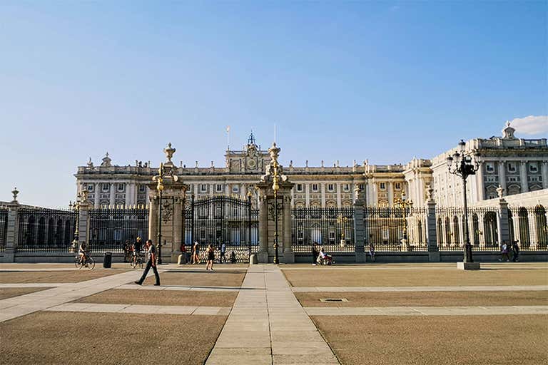 O Palácio Real de Madri com sua grandiosa fachada e a praça ao redor.