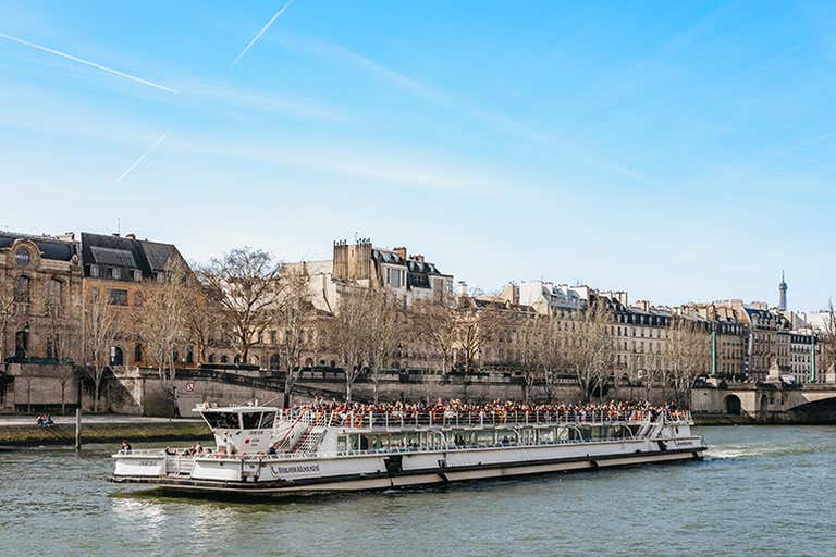 t783640. Paris - Seine Cruise and Macaron Tasting by the Eiffel Tower-nr6_-LOWRES.jpg