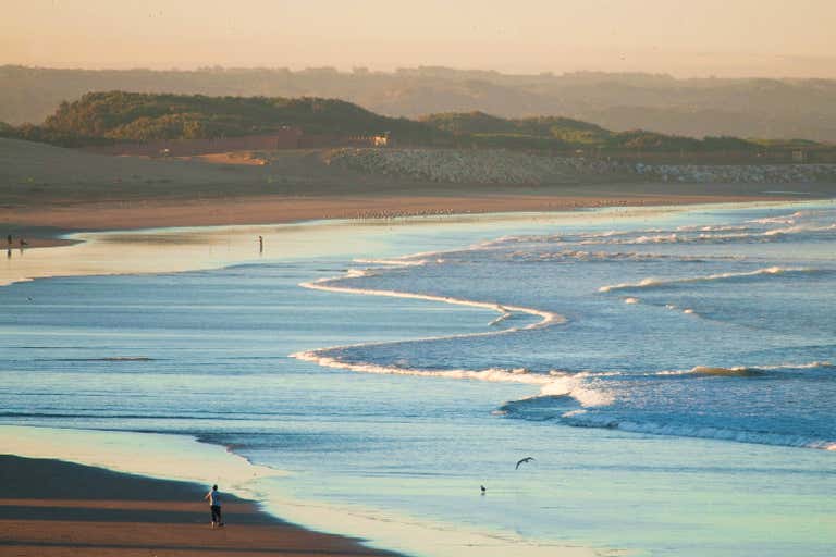 Una serena escena de playa en Agadir con suaves olas.
