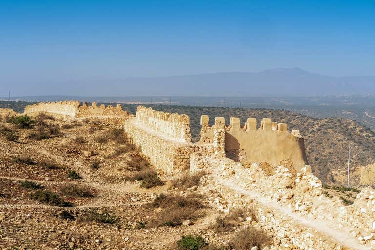 Ruinas de la muralla de piedra de Oufella en una ladera de Agadir