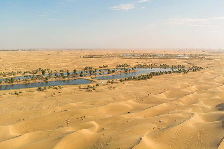 Luchtfoto van Al Qudra meren omringd door zandduinen in de woestijn.