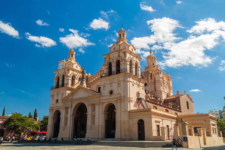 A Catedral de Córdoba, uma igreja histórica em estilo barroco na Argentina, sob um céu azul claro.
