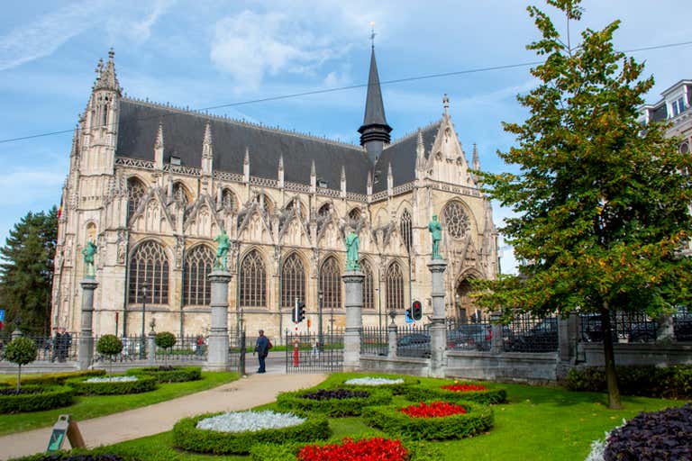 Springtime view of a park in Brussels with blooming flowers and lush greenery.