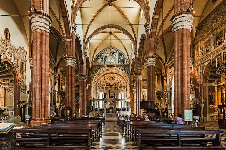 Duomo_(Verona)_-_Interior_-_central_nave-LOWRES.jpg