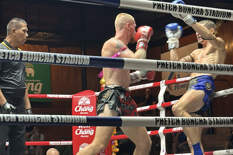 Два бойца на ринге стадиона бокса Петч-Бунча во время матча по тайскому боксу муай-тай на острове Самуи.