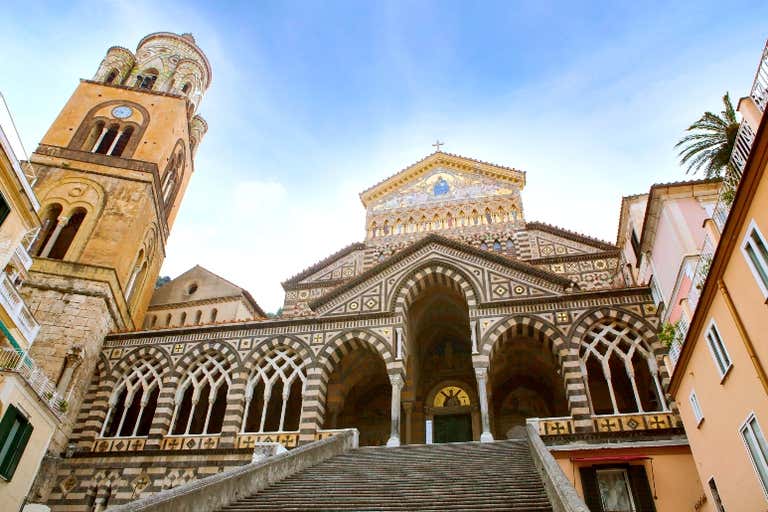 Ein Blick auf die kunstvolle Fassade des Doms von Amalfi.