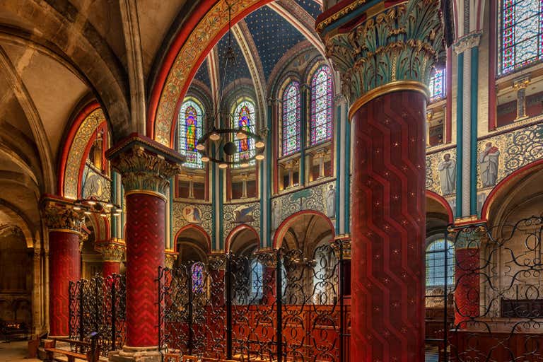 A histórica Igreja de Saint-Germain-des-Prés com arquitetura intrincada.