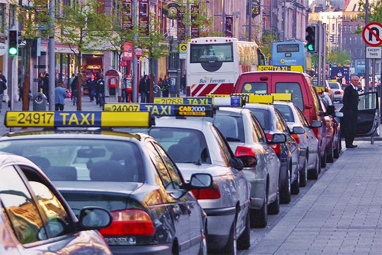 Una fila de taxis en una calle de Dublín.