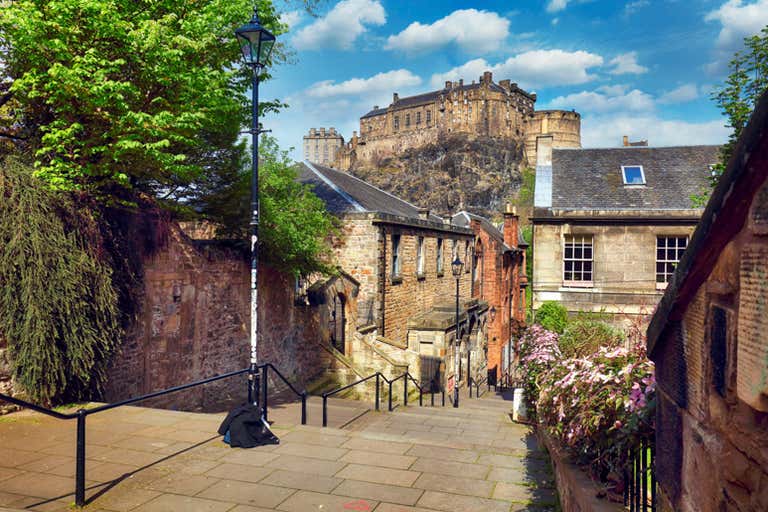 Ein Blick auf das Edinburgh Castle von einer malerischen Straße in Edinburgh, Schottland.
