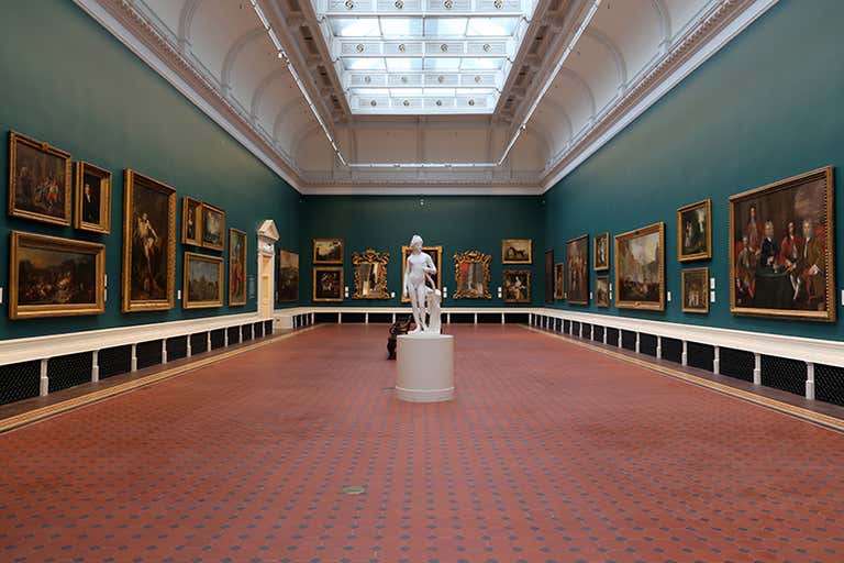 Vista interior de una sala con cuadros y una escultura en la Galería Nacional de Irlanda.