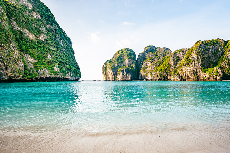 Карстовые скалы на островах Пхи-Пхи — это настоящая жемчужина природы.