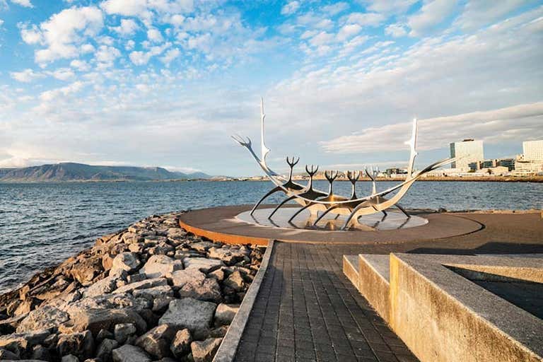 Una escultura que se asemeja a un barco vikingo junto al mar en Reikiavik, Islandia.