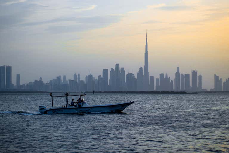 L'edificio più iconico di Dubai, il Burj Khalifa, si staglia sullo skyline di Dubai.