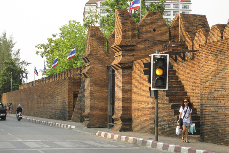 Tha_Phae_Gate_on_the_old_city_walls_(14737657804)-LOWRES.jpg