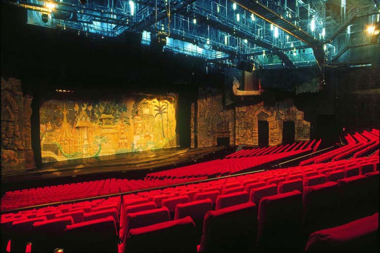Грандиозная сцена и красные кресла шоу «Сиам Нирамит» на Пхукете — с замысловатыми декорациями в тайском стиле.