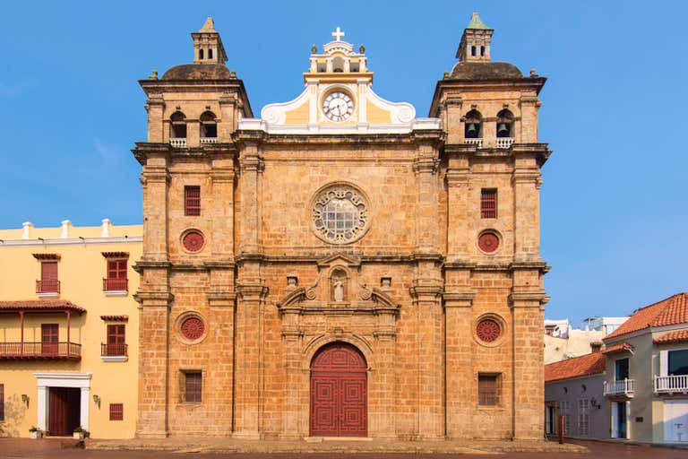 Facade of the Iglesia de San Pedro Claver under a clear blue sky.
