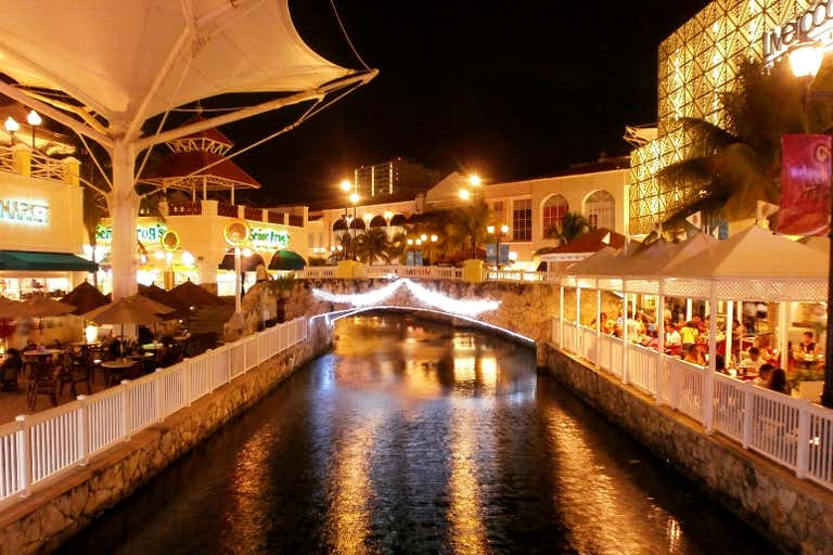 PLAZA_LA_ISLA _CANCUN_-_panoramio-LOWRES.jpg