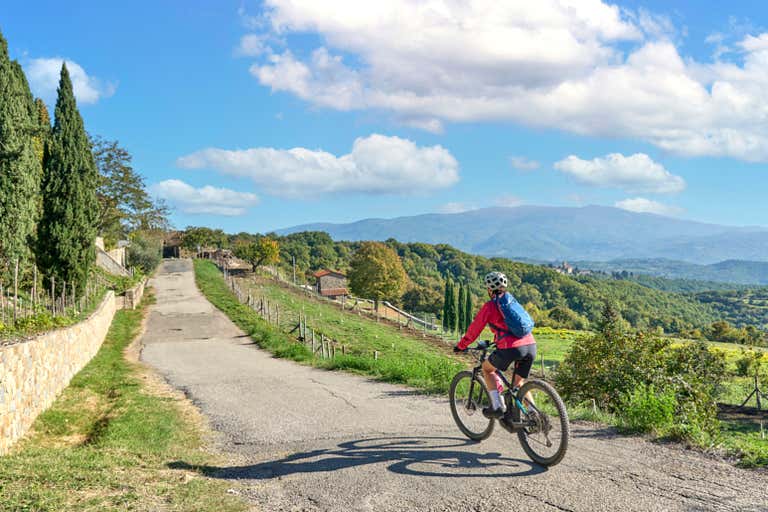 persona che va in bicicletta in campagna