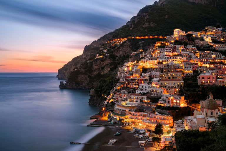 Ein malerischer Blick auf Positano an der Amalfiküste bei Sonnenuntergang.