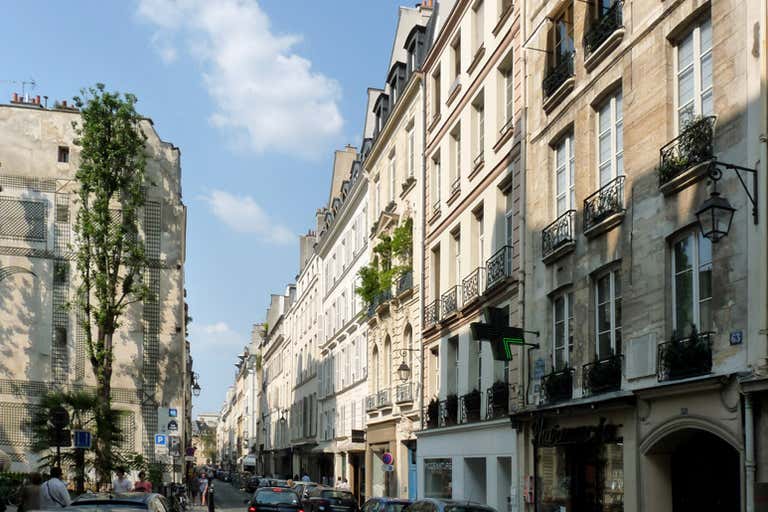 Rue de Seine, uma charmosa rua parisiense repleta de lojas e galerias pitorescas.