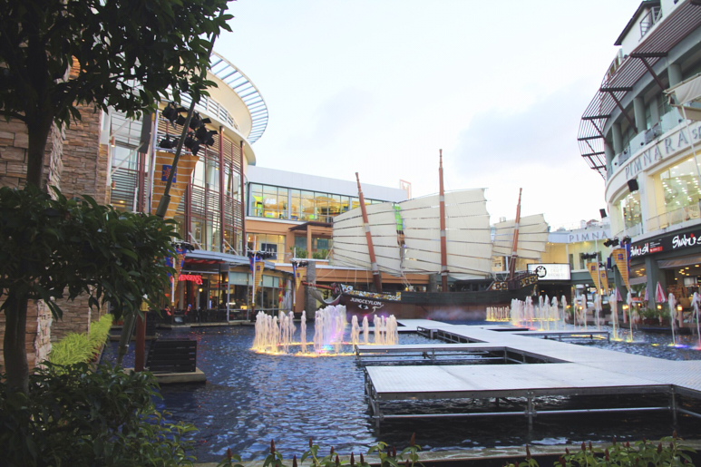 Торговый центр Jungceylon на Пхукете — с фонтаном и декором в морском стиле — окружён современными зданиями.