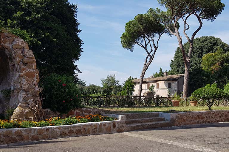 BCC-2023-EXPLORER-Rome-solo-travel-Appian-Way.jpg