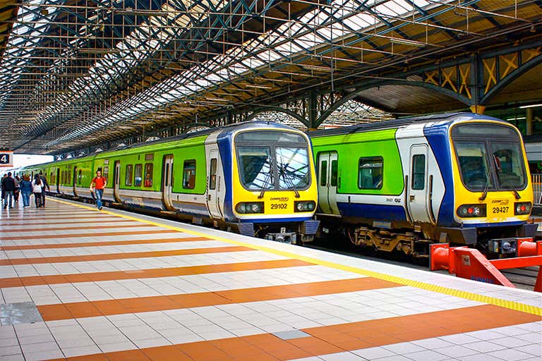 2 trenes en una estación de Dublín.