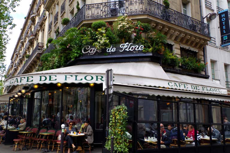 Boulevard Saint-Germain, com cafés movimentados e a vibrante vida parisiense.