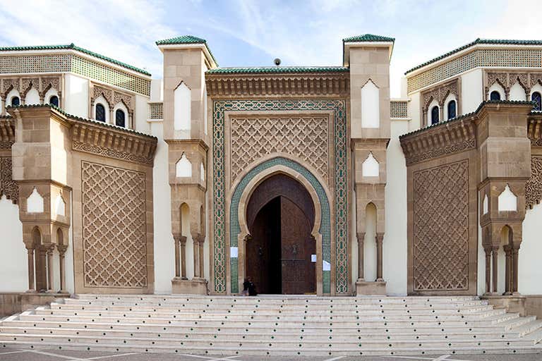 Escalones delante de la entrada estampada de la Mezquita Mohamed V, en el barrio de Talborjt de Agadir.