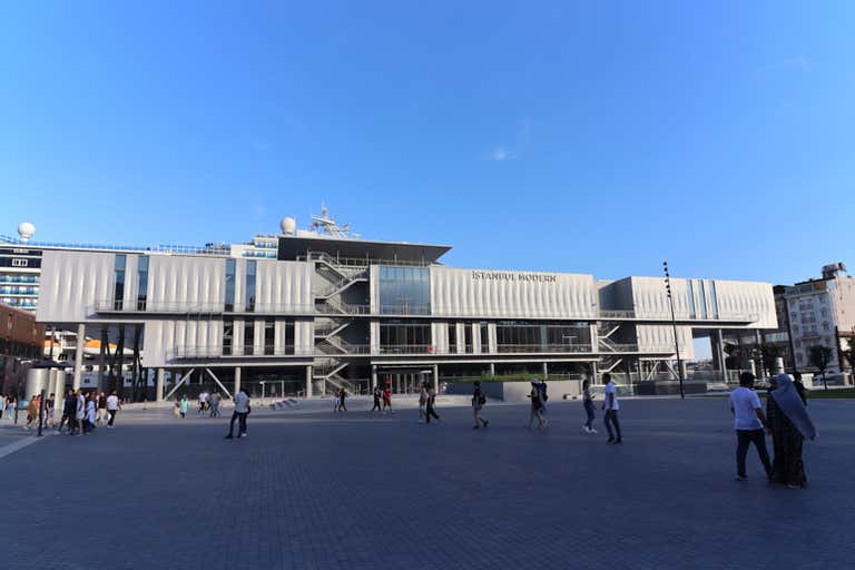 4096px-Outside_view_of_the_Istanbul_Modern _2022-LOWRES.jpg