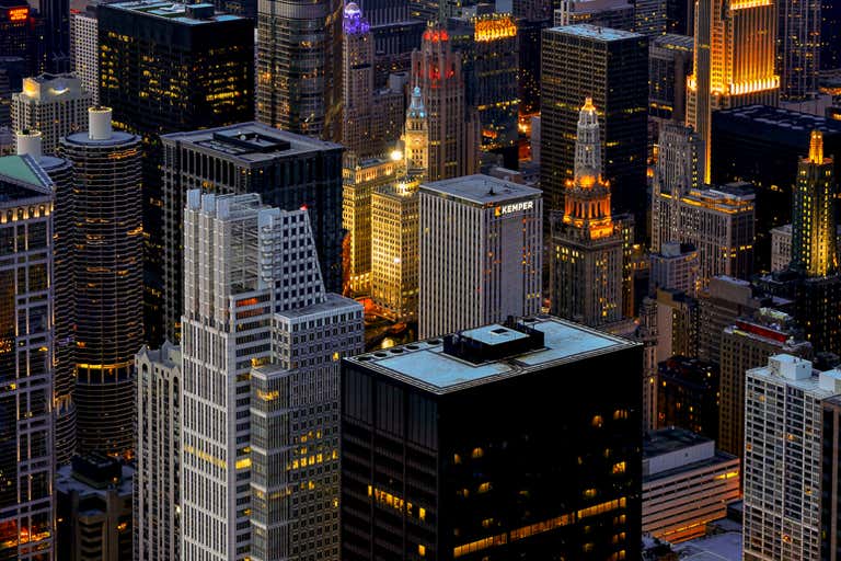 Vista aérea de los rascacielos iluminados de Chicago por la noche.