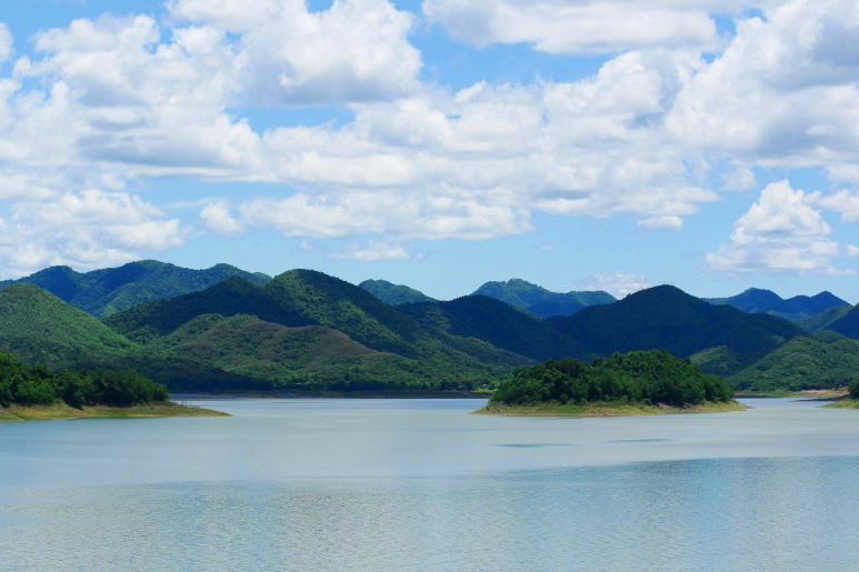 Живописный вид на горы и воду в Таиланде.