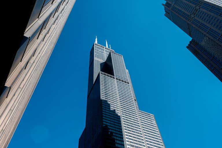 Vista de la Torre Willis bajo un cielo azul despejado.