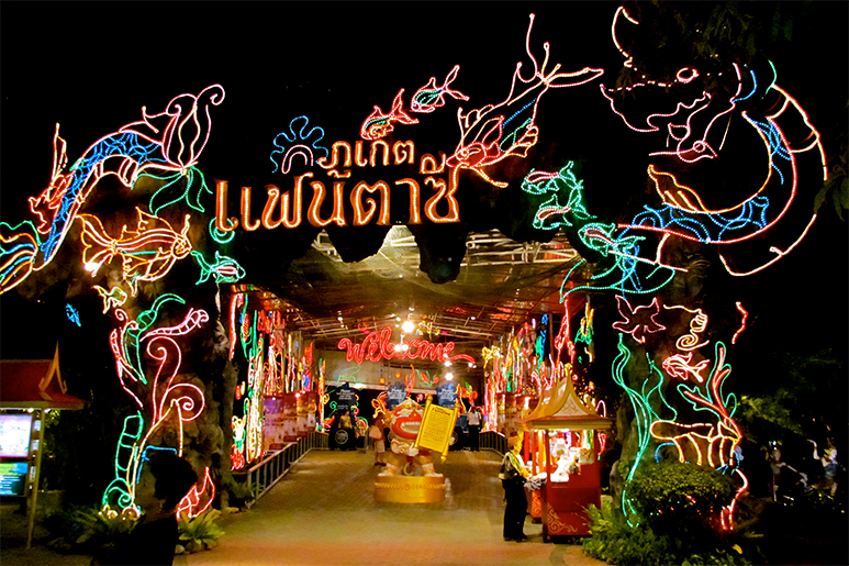 Подсвеченный вход в парк развлечений «Карнавал Мэджик» недалеко от Пхукета — яркие огни и узоры в виде драконов.