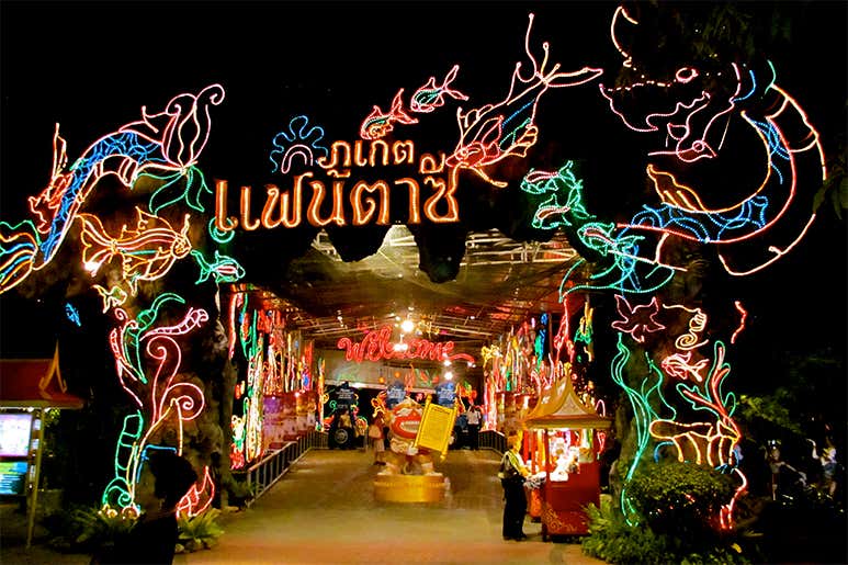 Подсвеченный вход в парк развлечений «Карнавал Мэджик» недалеко от Пхукета — яркие огни и узоры в виде драконов.