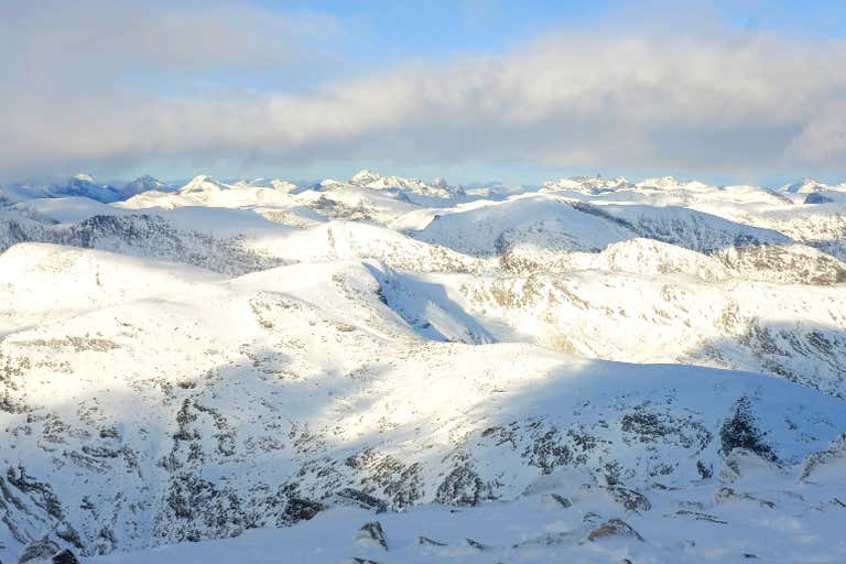 在萊因海門國家公園(Reinheimen National Park),藍天下的山巒被白雪覆蓋。