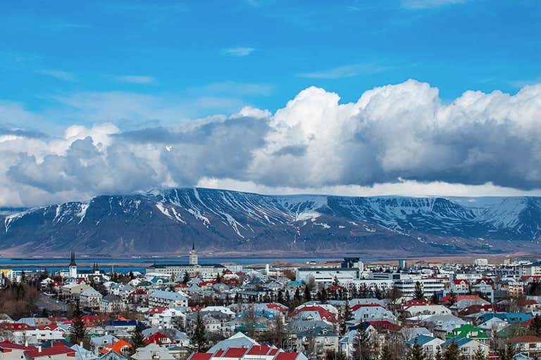 Vista panorámica de Reikiavik, Islandia, con montañas al fondo.