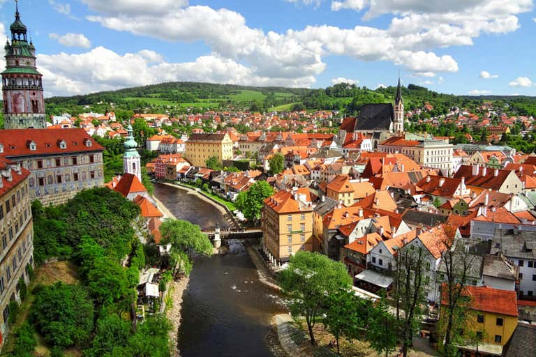 Vista aérea da cidade velha de Český Krumlov e das colinas verdes próximas.