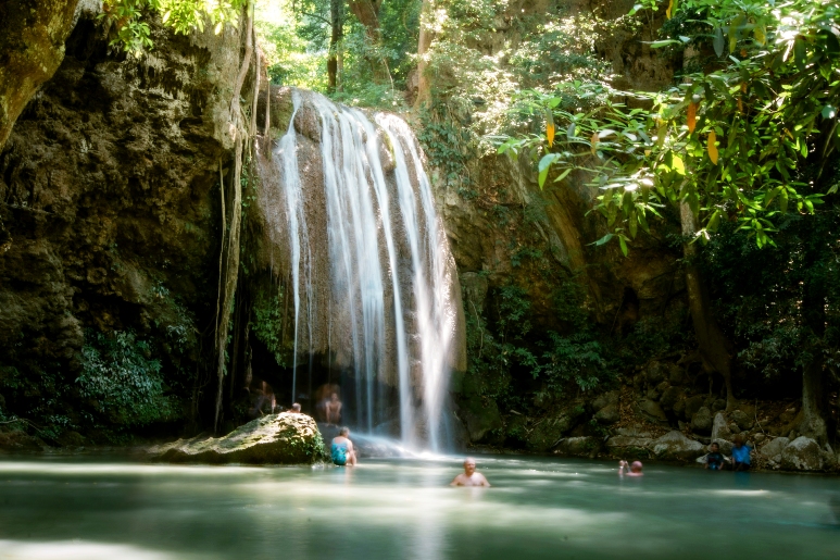 Водопад впадает в зону для купания на природе.