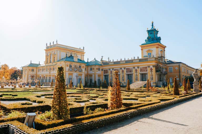 O Palácio Wilanów, do Rei Jan III Sobieski, cercado por jardins enfeitados com folhas douradas de outono.
