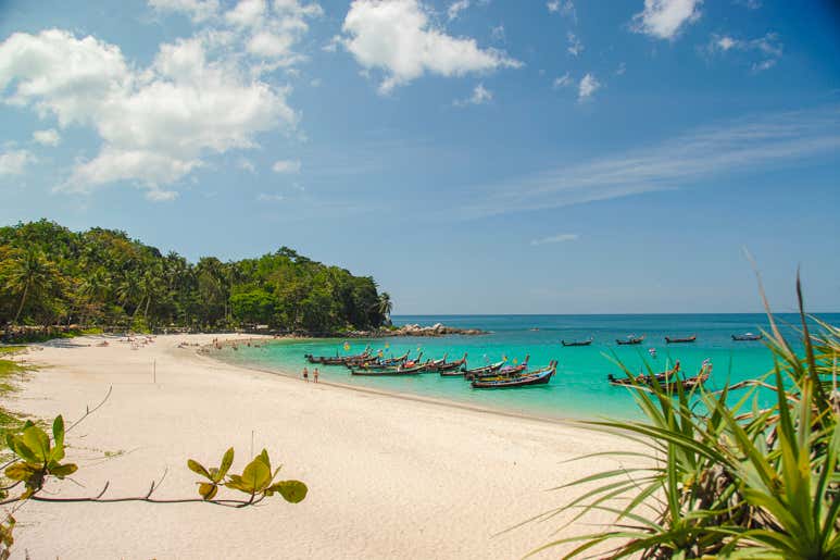 Бирюзовая вода, традиционные лодки и белый песок — всё это на пляже Фридом на Пхукете.