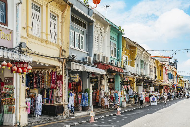 Знаменитая жёлтая часовая башня в историческом Старом городе Пхукета на закате — это культовая достопримечательность.