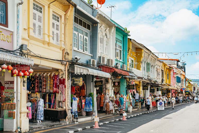 Знаменитая жёлтая часовая башня в историческом Старом городе Пхукета на закате — это культовая достопримечательность.