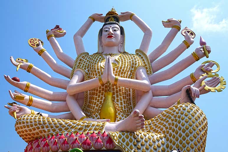 Главная статуя 18‑рукого божества в храме Ват Пхра Яй, или «Храме Большого Будды», — вид с уровня земли.