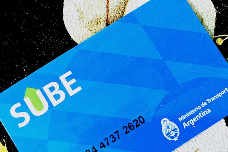 Um cartão SUBE azul usado para transporte público na Argentina.