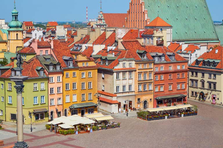 Casas coloridas no centro histórico de Varsóvia com vista para a Coluna de Sigismundo.