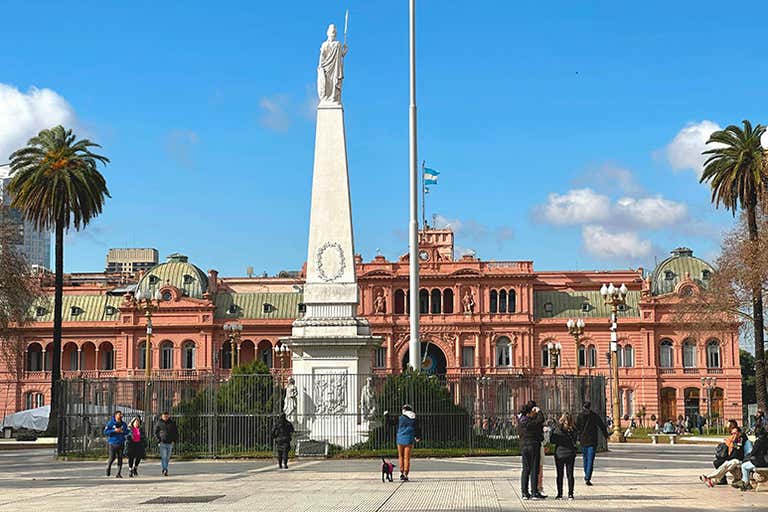 A Casa Rosada em Buenos Aires, Argentina, com a Pirâmide de Maio em frente.