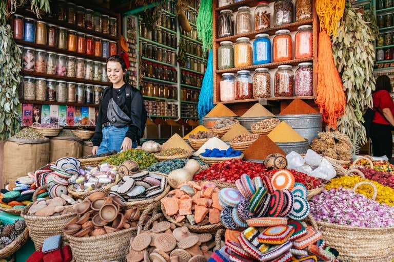 Coloridas especias y hierbas expuestas en el mercado Souk El Had de Agadir.