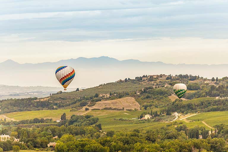 mongolfiere sul paesaggio toscano