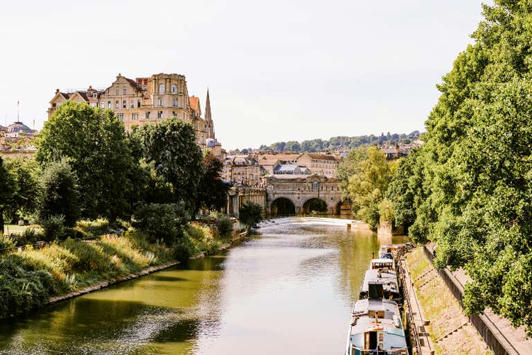 Ein malerischer Blick auf die Pulteney Bridge über den Fluss Avon in Bath, Großbritannien.